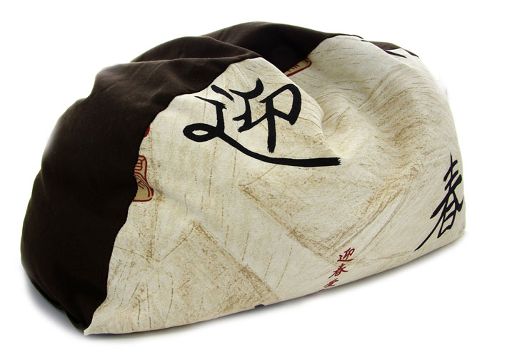 cuscino bianco e nero con caratteri orientali