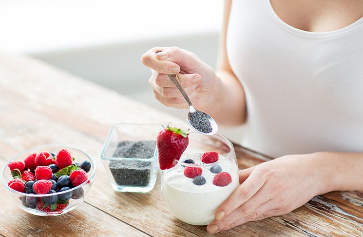 donna che mangia uno yogurt alla frutta