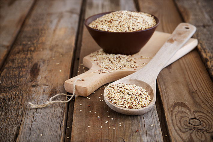 quinoa in ciotola sopra un tagliere